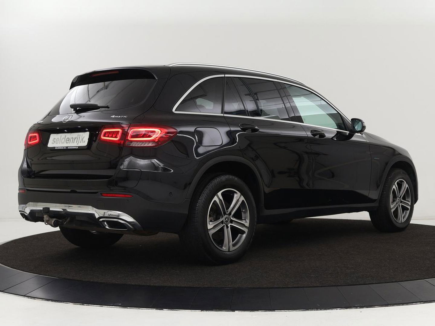 Mercedes-Benz GLC 300e 4Matic | Adaptive cruise | Trekhaak | Carplay | Stoelverwarming | Leder | Massage | Memory | Camera | Navigatie