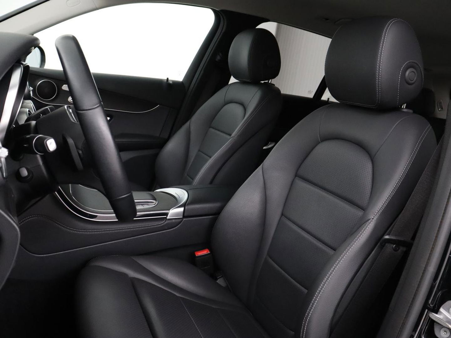 Mercedes-Benz GLC 300e 4Matic | Adaptive cruise | Trekhaak | Carplay | Stoelverwarming | Leder | Massage | Memory | Camera | Navigatie