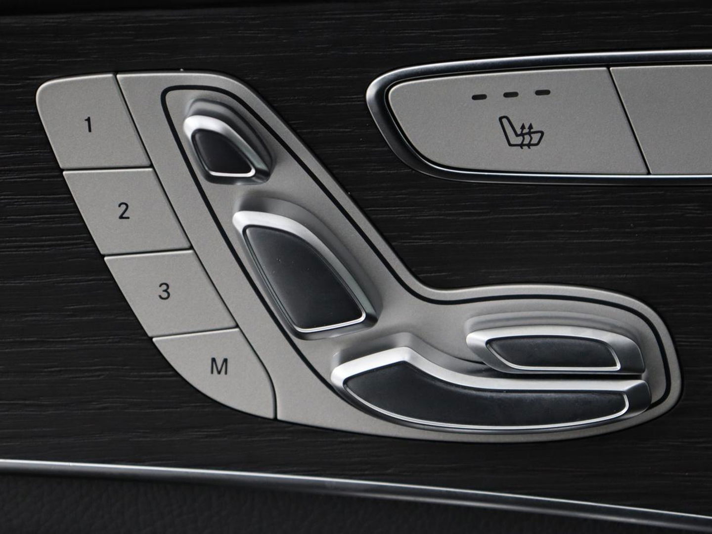 Mercedes-Benz GLC 300e 4Matic | Adaptive cruise | Trekhaak | Carplay | Stoelverwarming | Leder | Massage | Memory | Camera | Navigatie