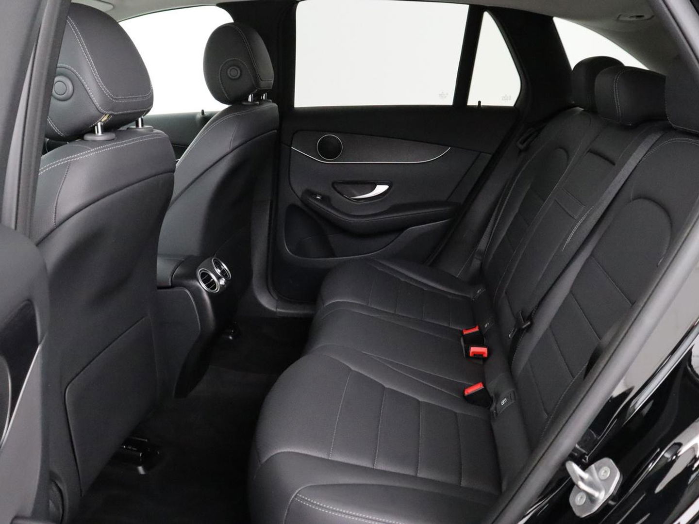 Mercedes-Benz GLC 300e 4Matic | Adaptive cruise | Trekhaak | Carplay | Stoelverwarming | Leder | Massage | Memory | Camera | Navigatie