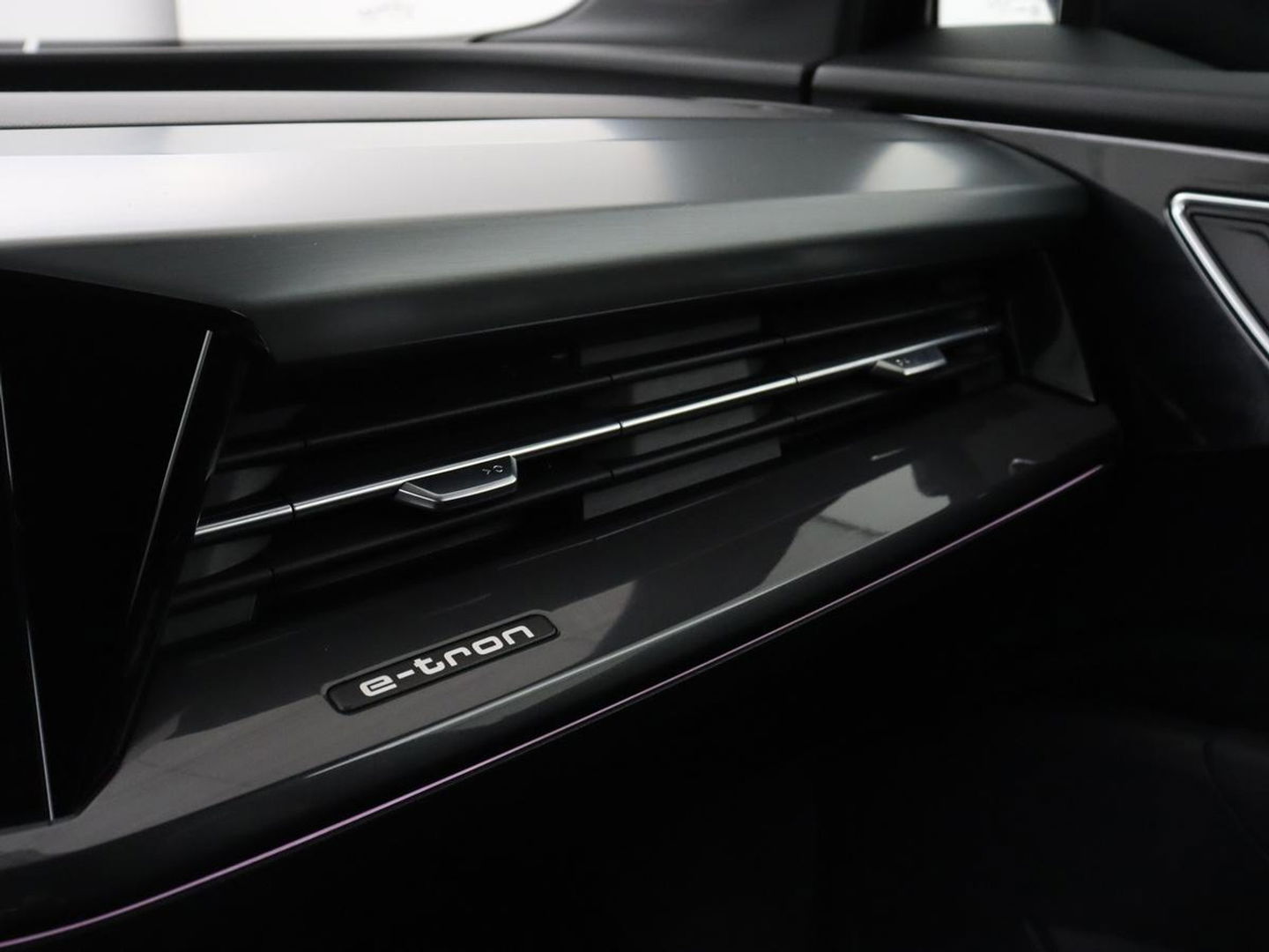 Audi Q4 e-tron 40 Launch edition S Competition 77 kWh | Stoelverwarming | Warmtepomp | Matrix LED | Carplay | Adaptive cruise | Navigatie | Virtual Cockpit | Half leder | Sportstoelen