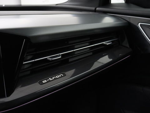 Audi Q4 e-tron 40 Launch edition S Competition 77 kWh | Stoelverwarming | Warmtepomp | Matrix LED | Carplay | Adaptive cruise | Navigatie | Virtual Cockpit | Half leder | Sportstoelen