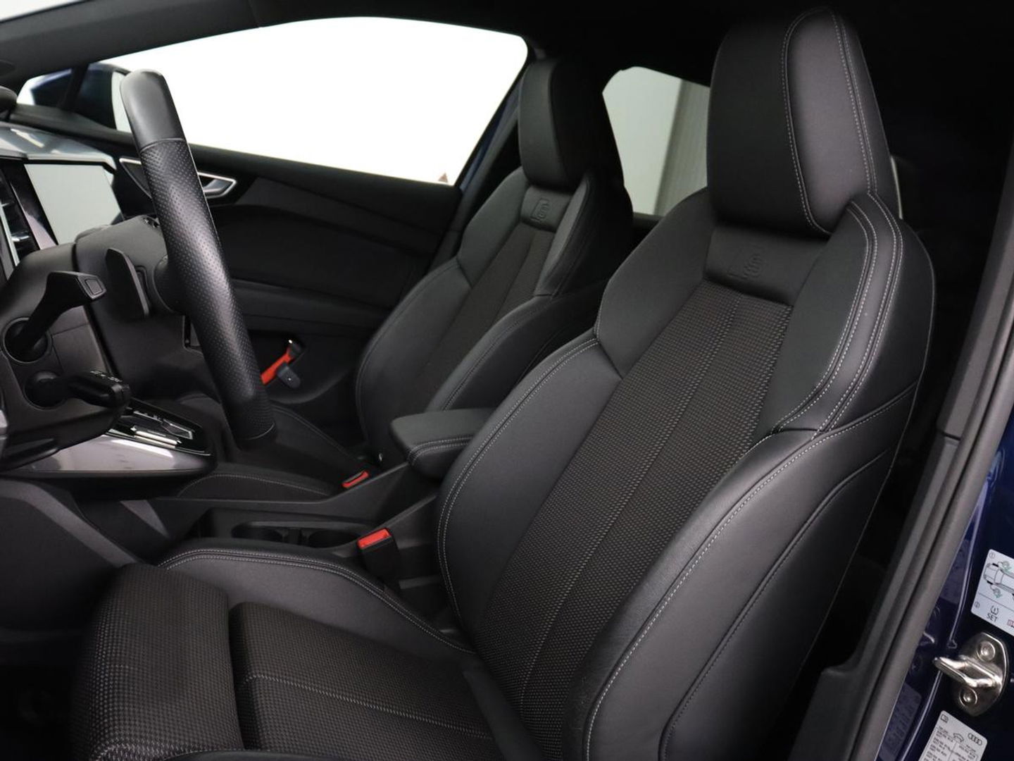 Audi Q4 e-tron 40 Launch edition S Competition 77 kWh | Stoelverwarming | Warmtepomp | Matrix LED | Carplay | Adaptive cruise | Navigatie | Virtual Cockpit | Half leder | Sportstoelen