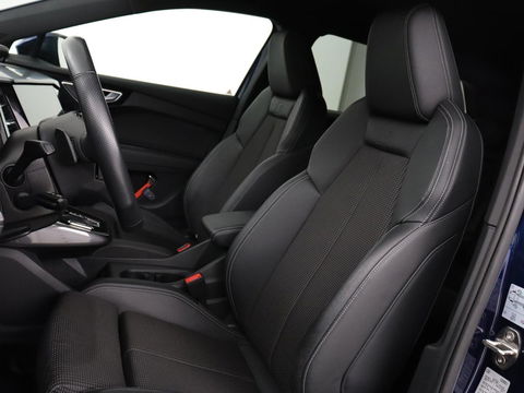 Audi Q4 e-tron 40 Launch edition S Competition 77 kWh | Stoelverwarming | Warmtepomp | Matrix LED | Carplay | Adaptive cruise | Navigatie | Virtual Cockpit | Half leder | Sportstoelen