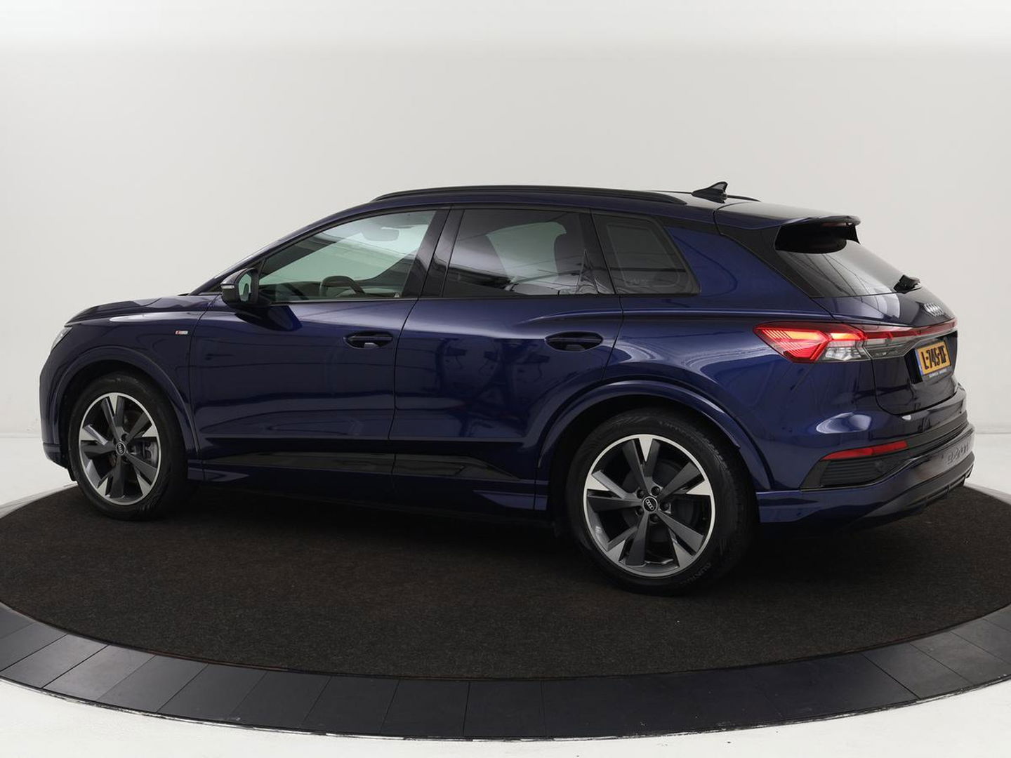 Audi Q4 e-tron 40 Launch edition S Competition 77 kWh | Stoelverwarming | Warmtepomp | Matrix LED | Carplay | Adaptive cruise | Navigatie | Virtual Cockpit | Half leder | Sportstoelen