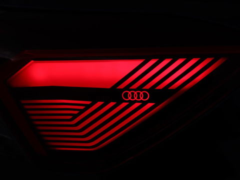 Audi Q4 e-tron 40 Launch edition S Competition 77 kWh | Stoelverwarming | Warmtepomp | Matrix LED | Carplay | Adaptive cruise | Navigatie | Virtual Cockpit | Half leder | Sportstoelen