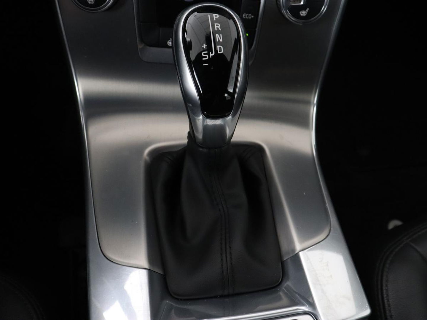 Volvo V60 2.0 D4 Summum | Leder | Stoelverwarming | Navigatie | Memory | Xenon | Parkeerhulp | Achterbankverwarming | Bluetooth