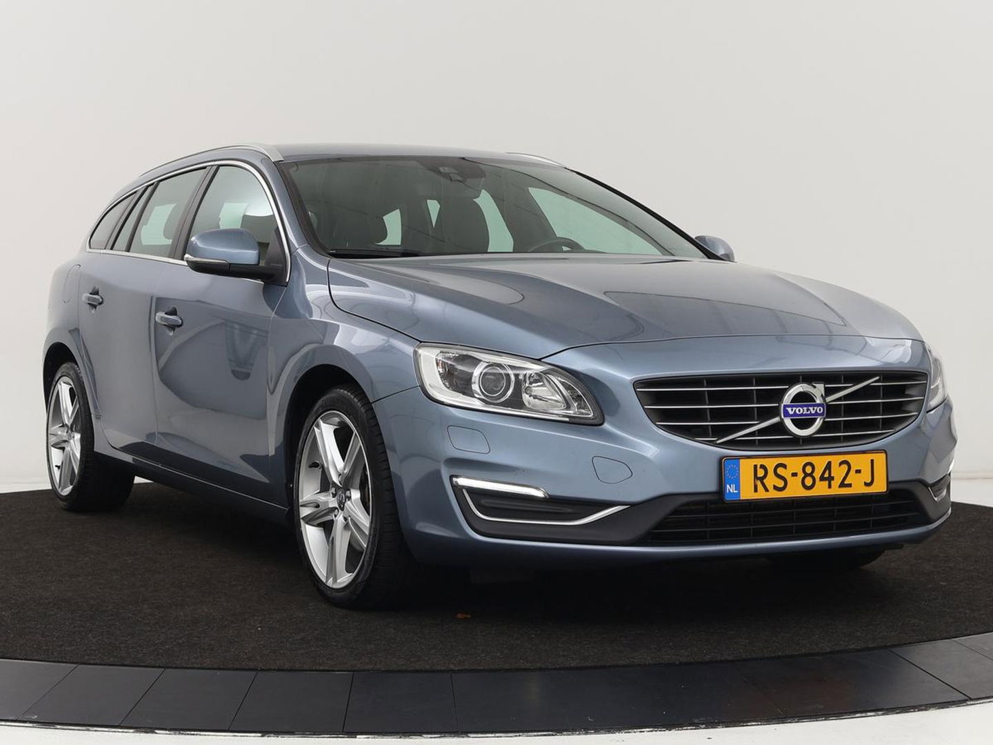 Volvo V60 2.0 D4 Summum | Leder | Stoelverwarming | Navigatie | Memory | Xenon | Parkeerhulp | Achterbankverwarming | Bluetooth