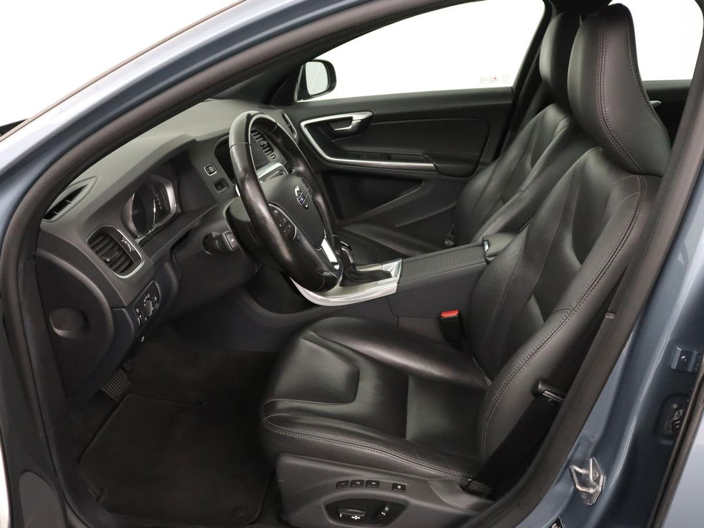 Volvo V60 2.0 D4 Summum | Leder | Stoelverwarming | Navigatie | Memory | Xenon | Parkeerhulp | Achterbankverwarming | Bluetooth