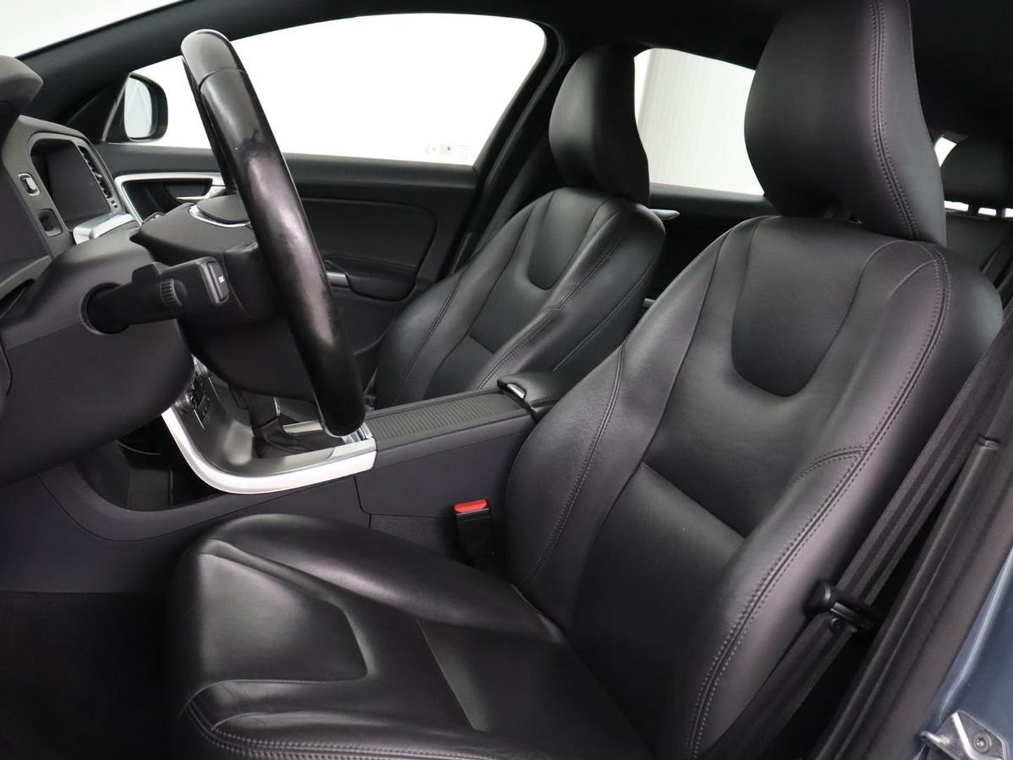 Volvo V60 2.0 D4 Summum | Leder | Stoelverwarming | Navigatie | Memory | Xenon | Parkeerhulp | Achterbankverwarming | Bluetooth