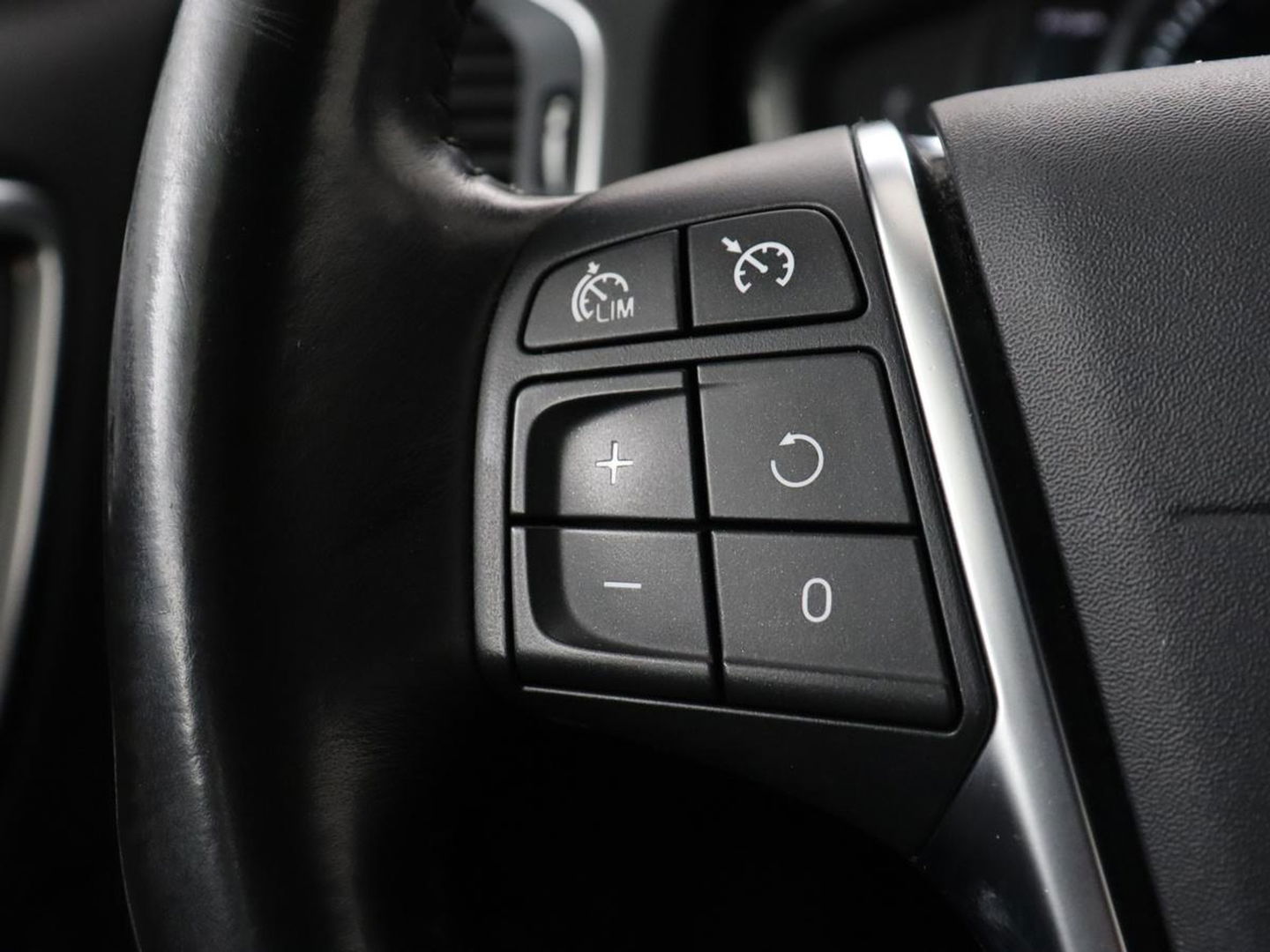 Volvo V60 2.0 D4 Summum | Leder | Stoelverwarming | Navigatie | Memory | Xenon | Parkeerhulp | Achterbankverwarming | Bluetooth