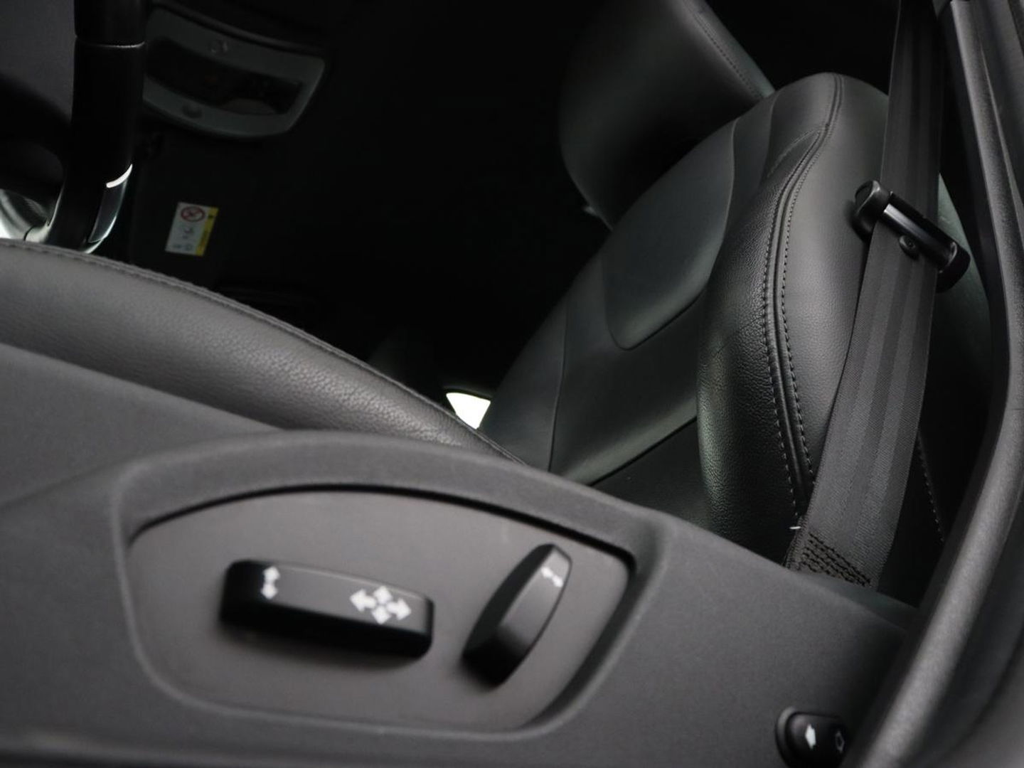 Volvo V60 2.0 D4 Summum | Leder | Stoelverwarming | Navigatie | Memory | Xenon | Parkeerhulp | Achterbankverwarming | Bluetooth