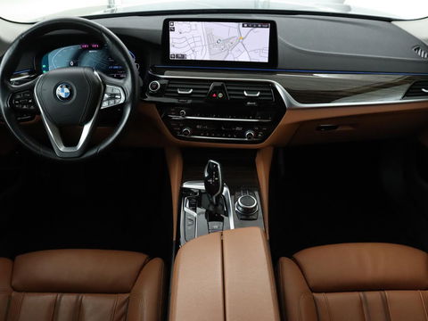 BMW 5 Serie 520e Business Edition Plus | Adaptive cruise | 360 Camera | Luxury Line | Trekhaak | Laserlight | Leder | Stoelverwarming | Live Cockpit | Navigatie | Keyless