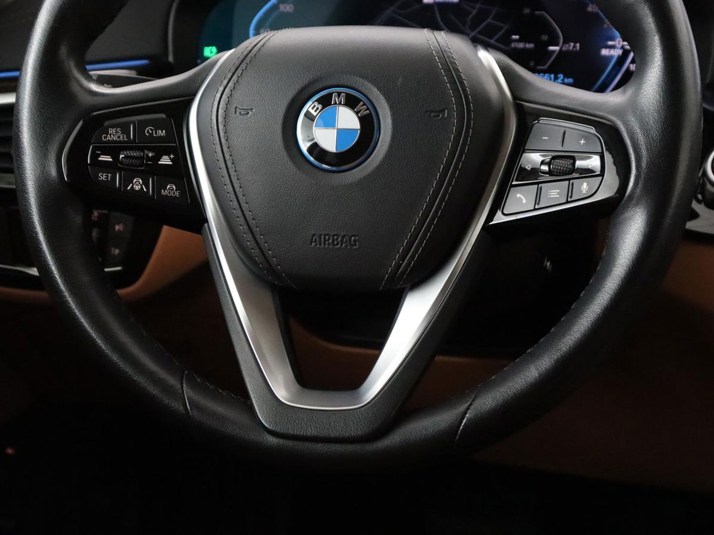 BMW 5 Serie 520e Business Edition Plus | Adaptive cruise | 360 Camera | Luxury Line | Trekhaak | Laserlight | Leder | Stoelverwarming | Live Cockpit | Navigatie | Keyless