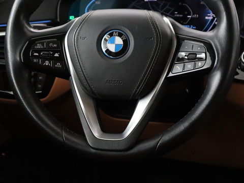 BMW 5 Serie 520e Business Edition Plus | Adaptive cruise | 360 Camera | Luxury Line | Trekhaak | Laserlight | Leder | Stoelverwarming | Live Cockpit | Navigatie | Keyless