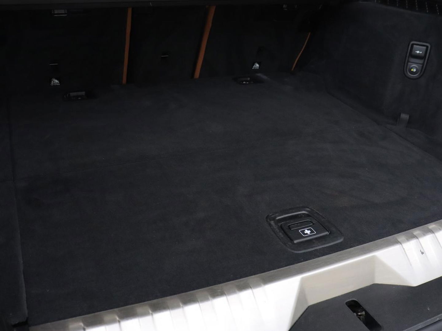 BMW 5 Serie 520e Business Edition Plus | Adaptive cruise | 360 Camera | Luxury Line | Trekhaak | Laserlight | Leder | Stoelverwarming | Live Cockpit | Navigatie | Keyless