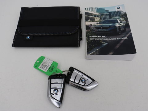 BMW 5 Serie 520e Business Edition Plus | Adaptive cruise | 360 Camera | Luxury Line | Trekhaak | Laserlight | Leder | Stoelverwarming | Live Cockpit | Navigatie | Keyless