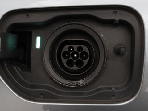 BMW 5 Serie 520e Business Edition Plus | Adaptive cruise | 360 Camera | Luxury Line | Trekhaak | Laserlight | Leder | Stoelverwarming | Live Cockpit | Navigatie | Keyless