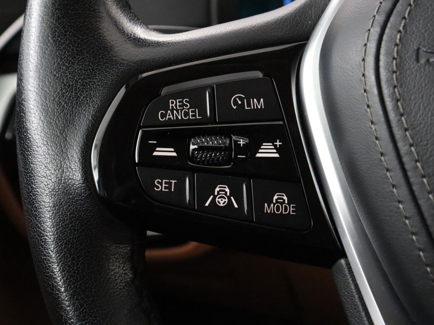 BMW 5 Serie 520e Business Edition Plus | Adaptive cruise | 360 Camera | Luxury Line | Trekhaak | Laserlight | Leder | Stoelverwarming | Live Cockpit | Navigatie | Keyless