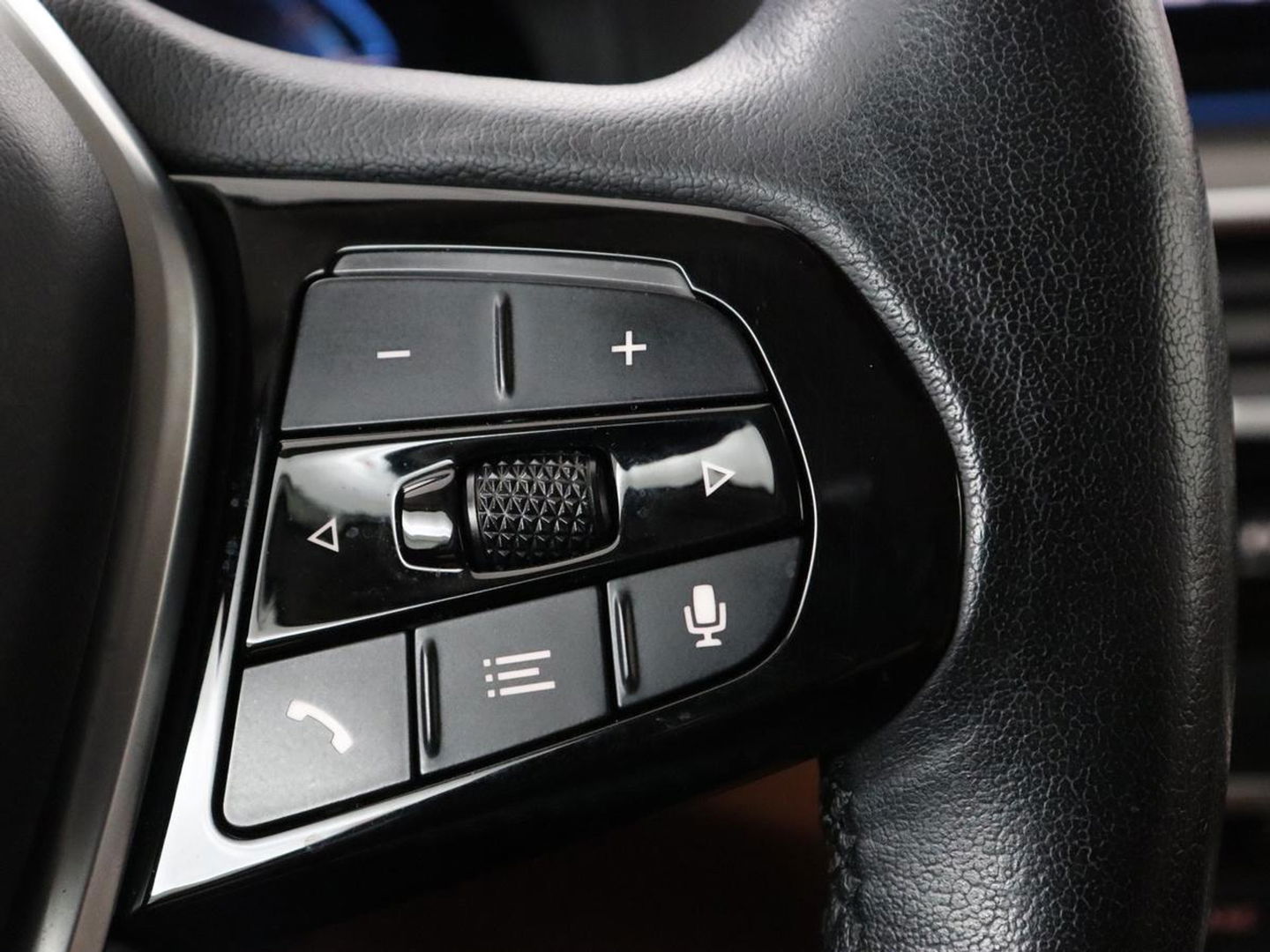 BMW 5 Serie 520e Business Edition Plus | Adaptive cruise | 360 Camera | Luxury Line | Trekhaak | Laserlight | Leder | Stoelverwarming | Live Cockpit | Navigatie | Keyless