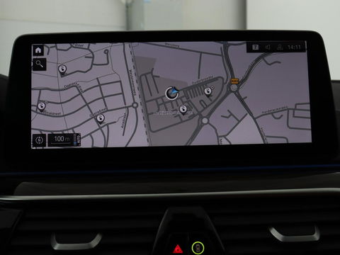 BMW 5 Serie 520e Business Edition Plus | Adaptive cruise | 360 Camera | Luxury Line | Trekhaak | Laserlight | Leder | Stoelverwarming | Live Cockpit | Navigatie | Keyless