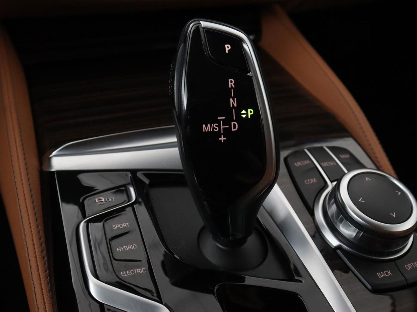 BMW 5 Serie 520e Business Edition Plus | Adaptive cruise | 360 Camera | Luxury Line | Trekhaak | Laserlight | Leder | Stoelverwarming | Live Cockpit | Navigatie | Keyless