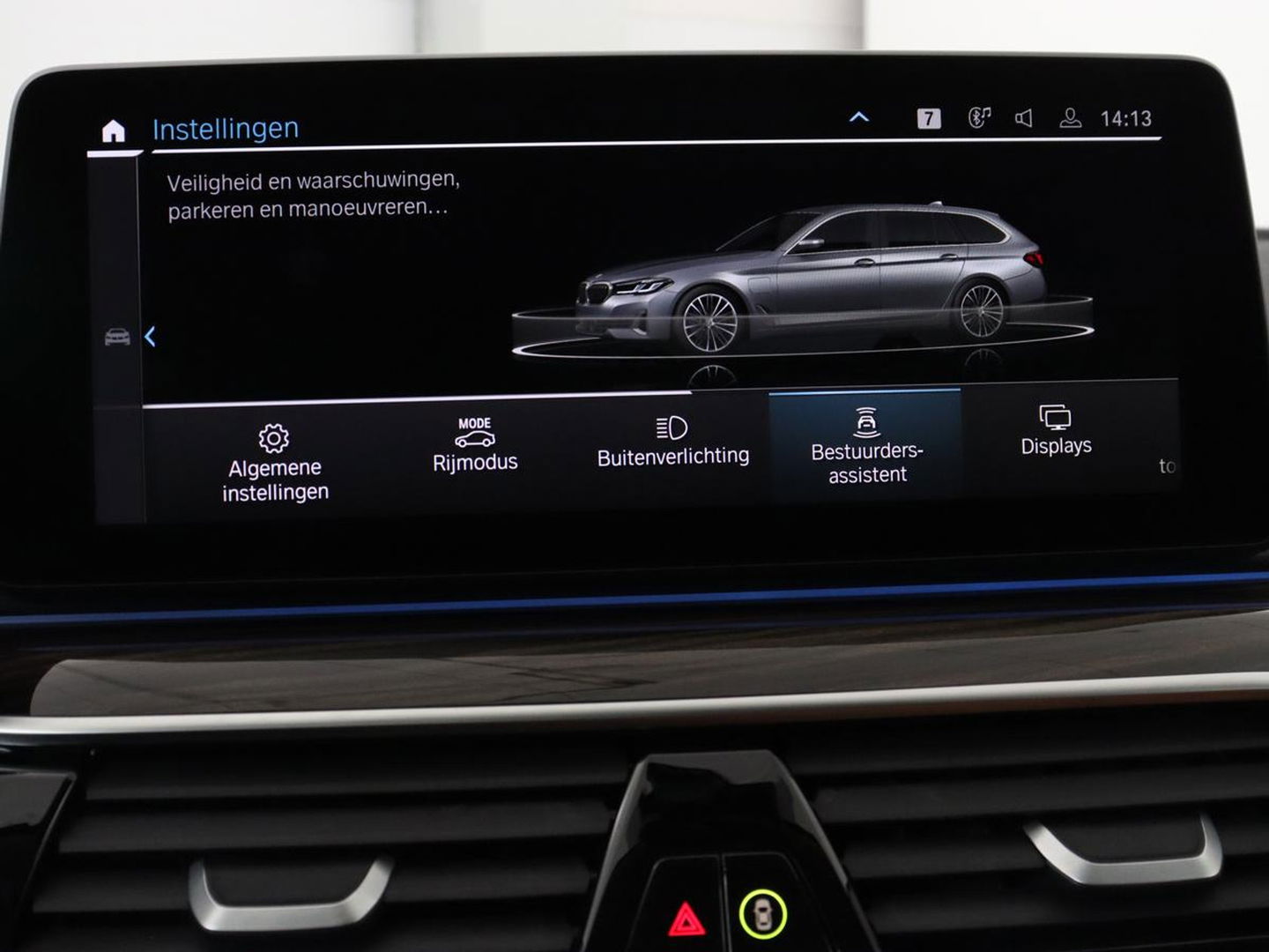 BMW 5 Serie 520e Business Edition Plus | Adaptive cruise | 360 Camera | Luxury Line | Trekhaak | Laserlight | Leder | Stoelverwarming | Live Cockpit | Navigatie | Keyless