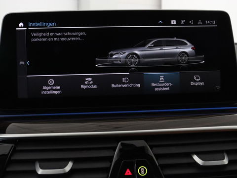 BMW 5 Serie 520e Business Edition Plus | Adaptive cruise | 360 Camera | Luxury Line | Trekhaak | Laserlight | Leder | Stoelverwarming | Live Cockpit | Navigatie | Keyless