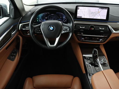 BMW 5 Serie 520e Business Edition Plus | Adaptive cruise | 360 Camera | Luxury Line | Trekhaak | Laserlight | Leder | Stoelverwarming | Live Cockpit | Navigatie | Keyless