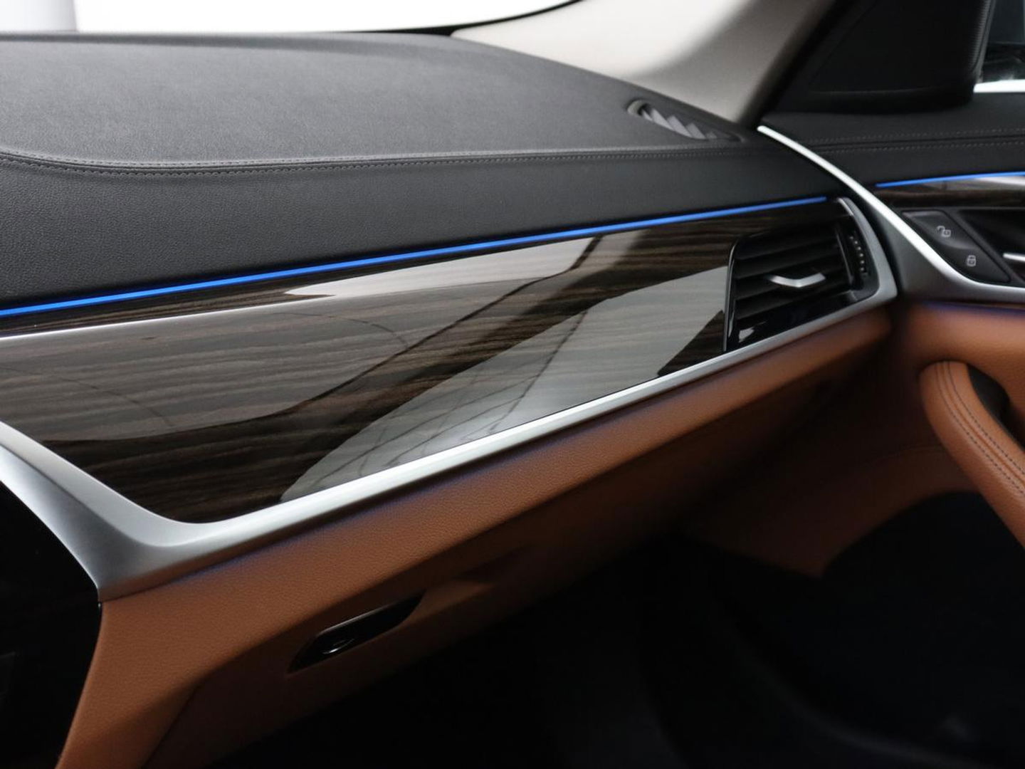 BMW 5 Serie 520e Business Edition Plus | Adaptive cruise | 360 Camera | Luxury Line | Trekhaak | Laserlight | Leder | Stoelverwarming | Live Cockpit | Navigatie | Keyless