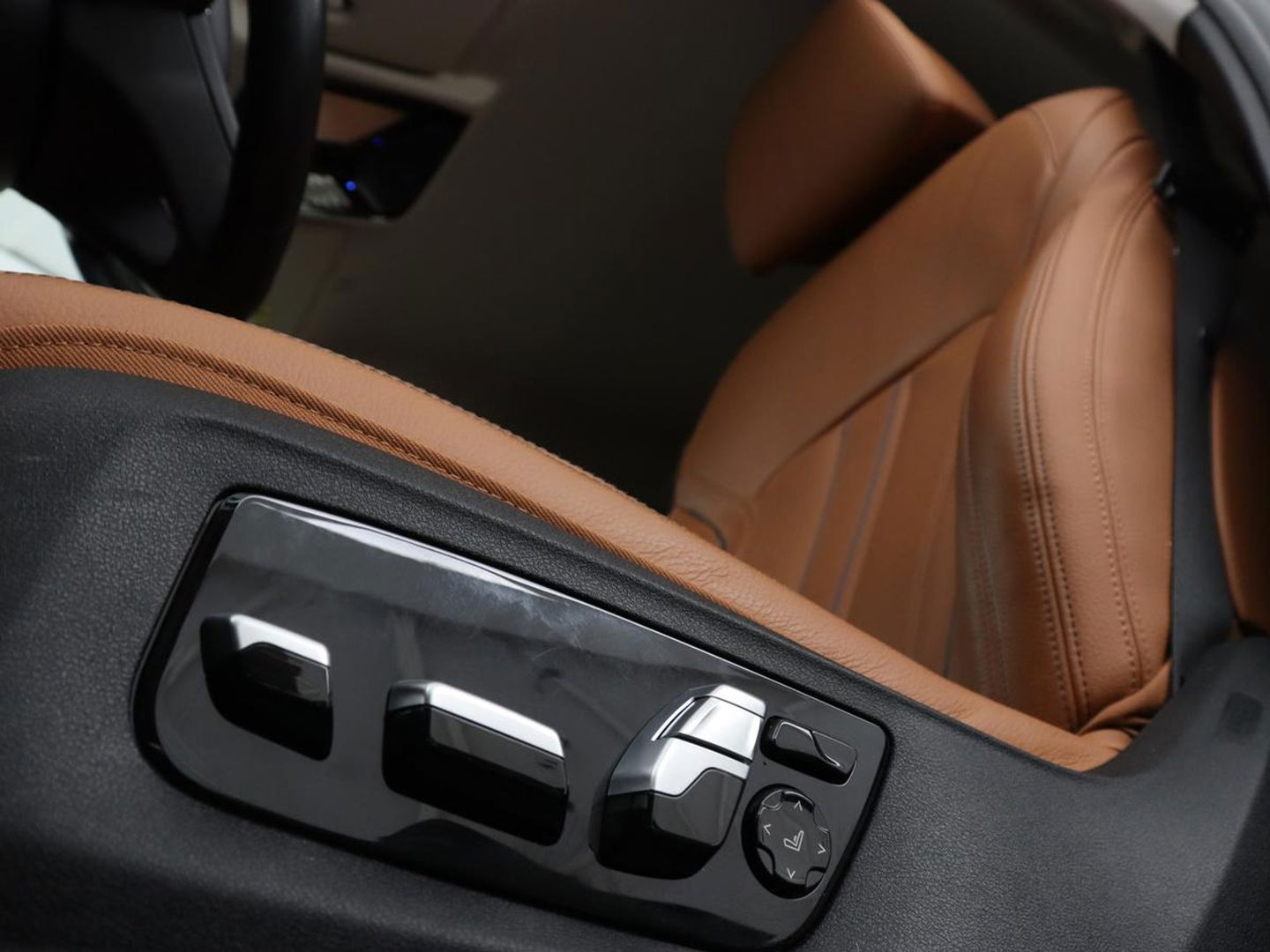 BMW 5 Serie 520e Business Edition Plus | Adaptive cruise | 360 Camera | Luxury Line | Trekhaak | Laserlight | Leder | Stoelverwarming | Live Cockpit | Navigatie | Keyless