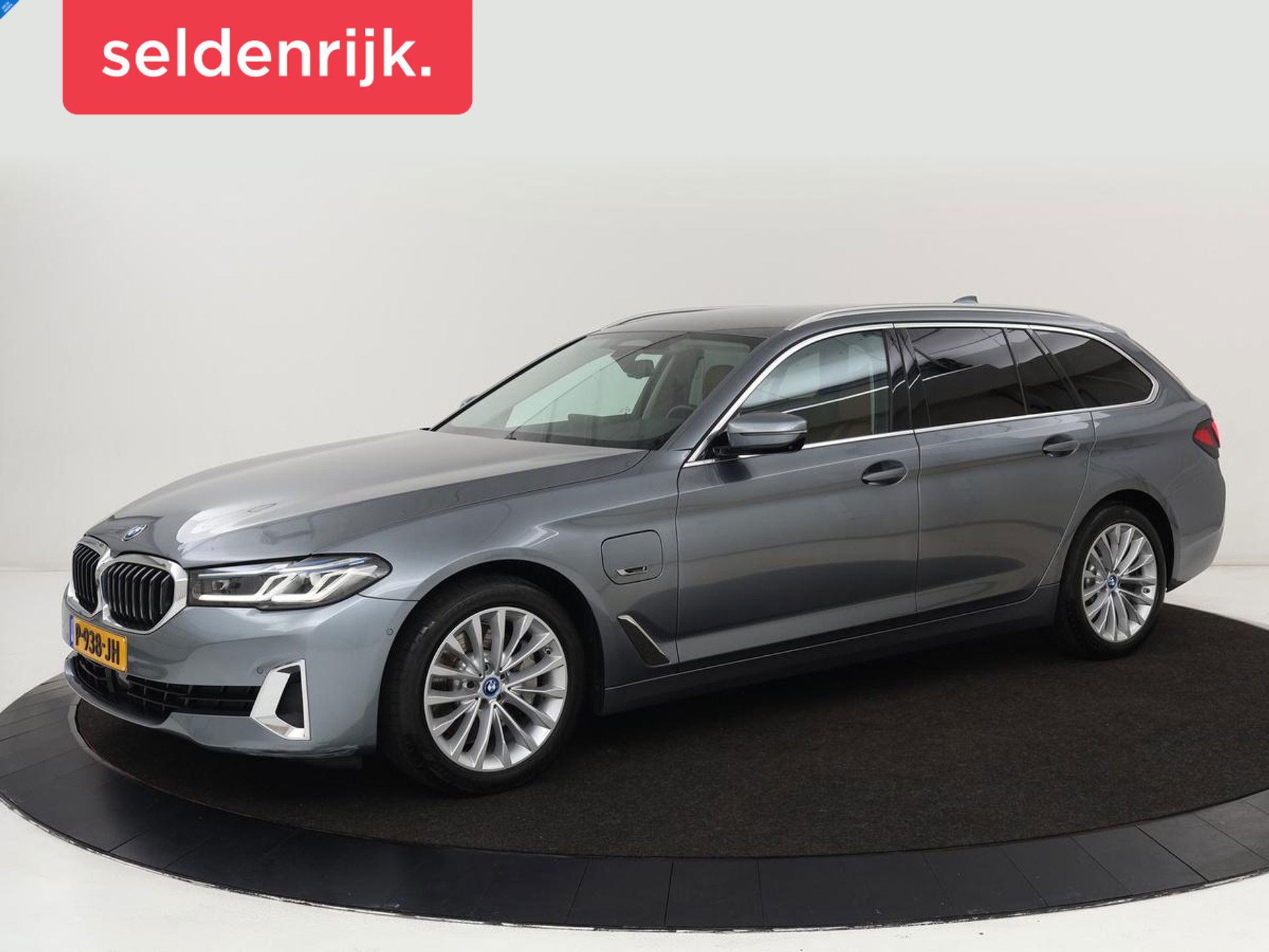 BMW 5 Serie 520e Business Edition Plus | Adaptive cruise | 360 Camera | Luxury Line | Trekhaak | Laserlight | Leder | Stoelverwarming | Live Cockpit | Navigatie | Keyless