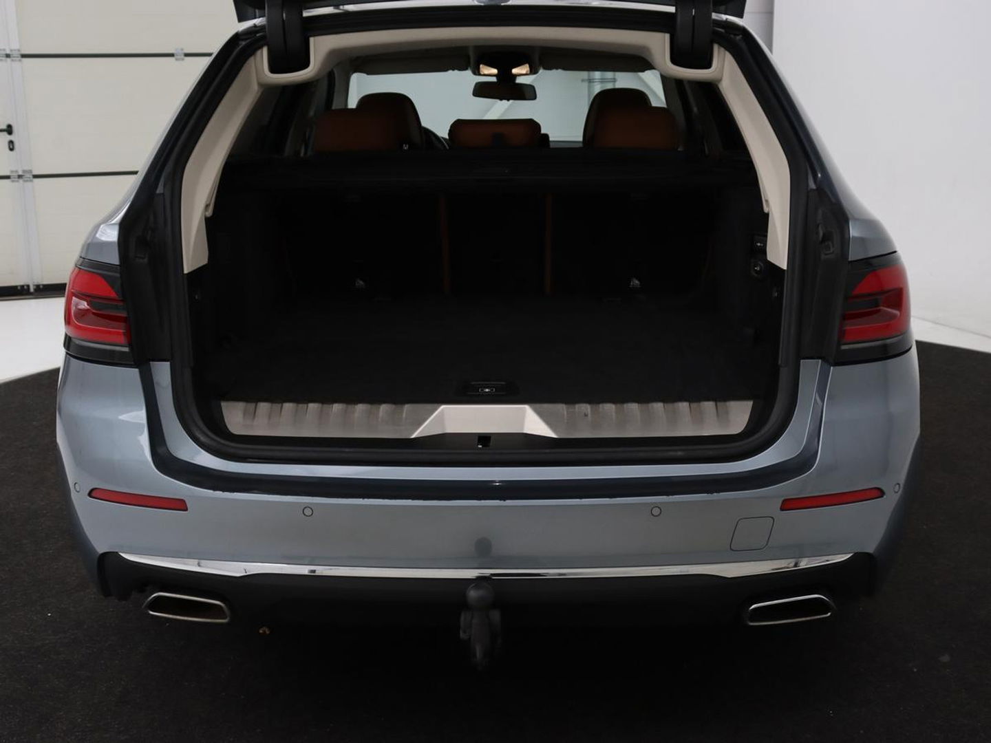 BMW 5 Serie 520e Business Edition Plus | Adaptive cruise | 360 Camera | Luxury Line | Trekhaak | Laserlight | Leder | Stoelverwarming | Live Cockpit | Navigatie | Keyless