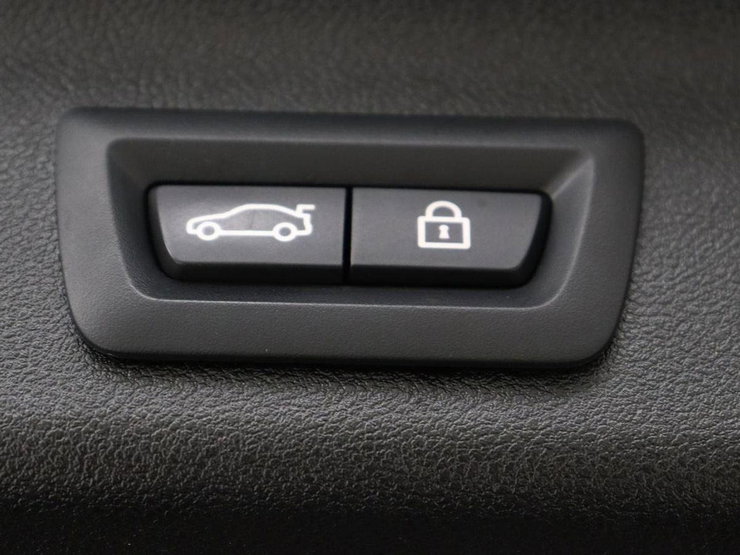 BMW 5 Serie 520e Business Edition Plus | Adaptive cruise | 360 Camera | Luxury Line | Trekhaak | Laserlight | Leder | Stoelverwarming | Live Cockpit | Navigatie | Keyless