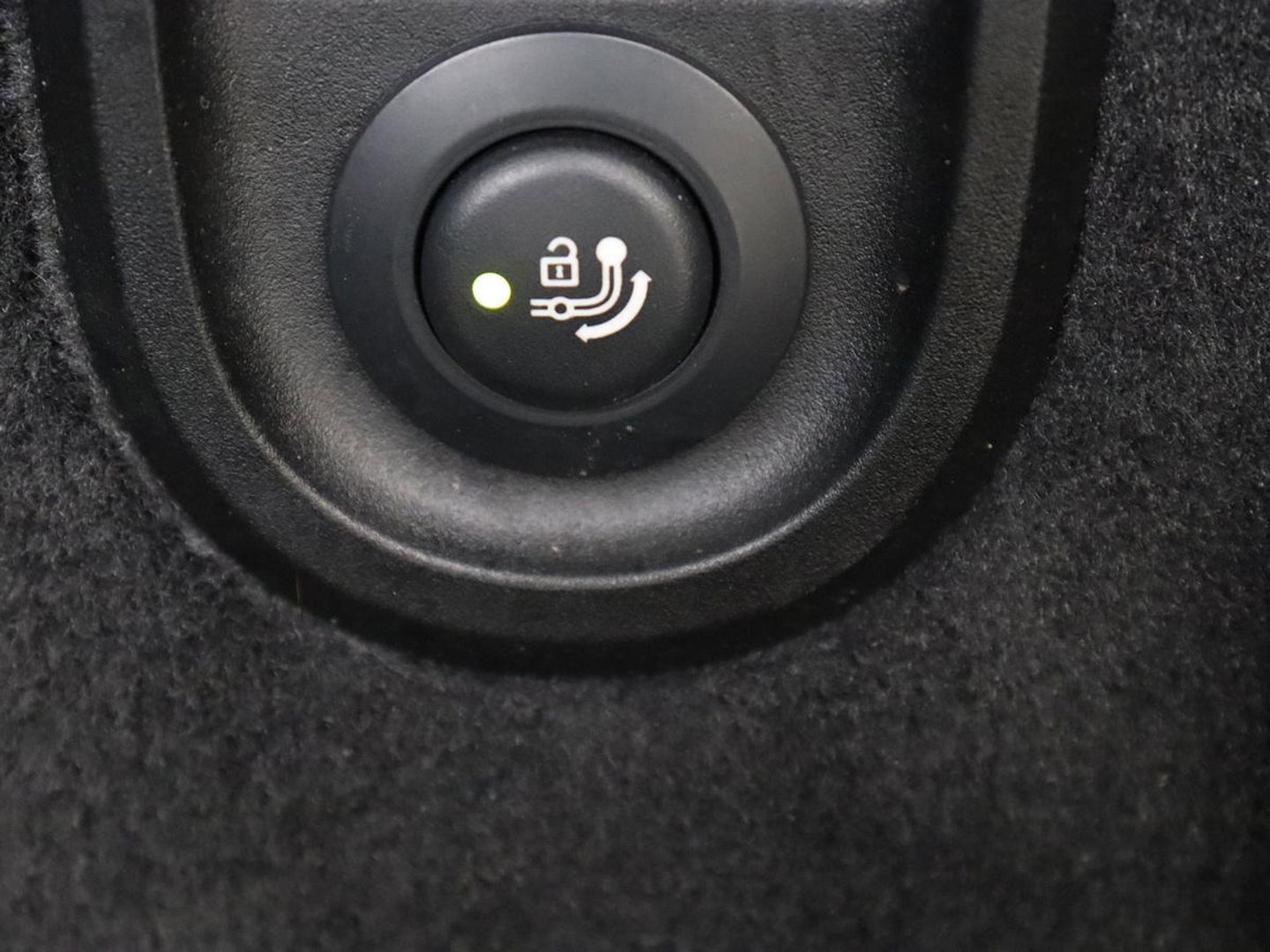 BMW 5 Serie 520e Business Edition Plus | Adaptive cruise | 360 Camera | Luxury Line | Trekhaak | Laserlight | Leder | Stoelverwarming | Live Cockpit | Navigatie | Keyless
