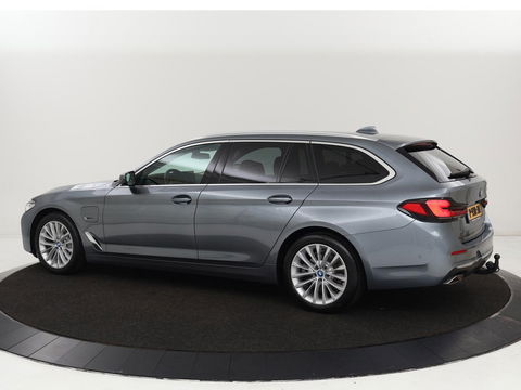 BMW 5 Serie 520e Business Edition Plus | Adaptive cruise | 360 Camera | Luxury Line | Trekhaak | Laserlight | Leder | Stoelverwarming | Live Cockpit | Navigatie | Keyless