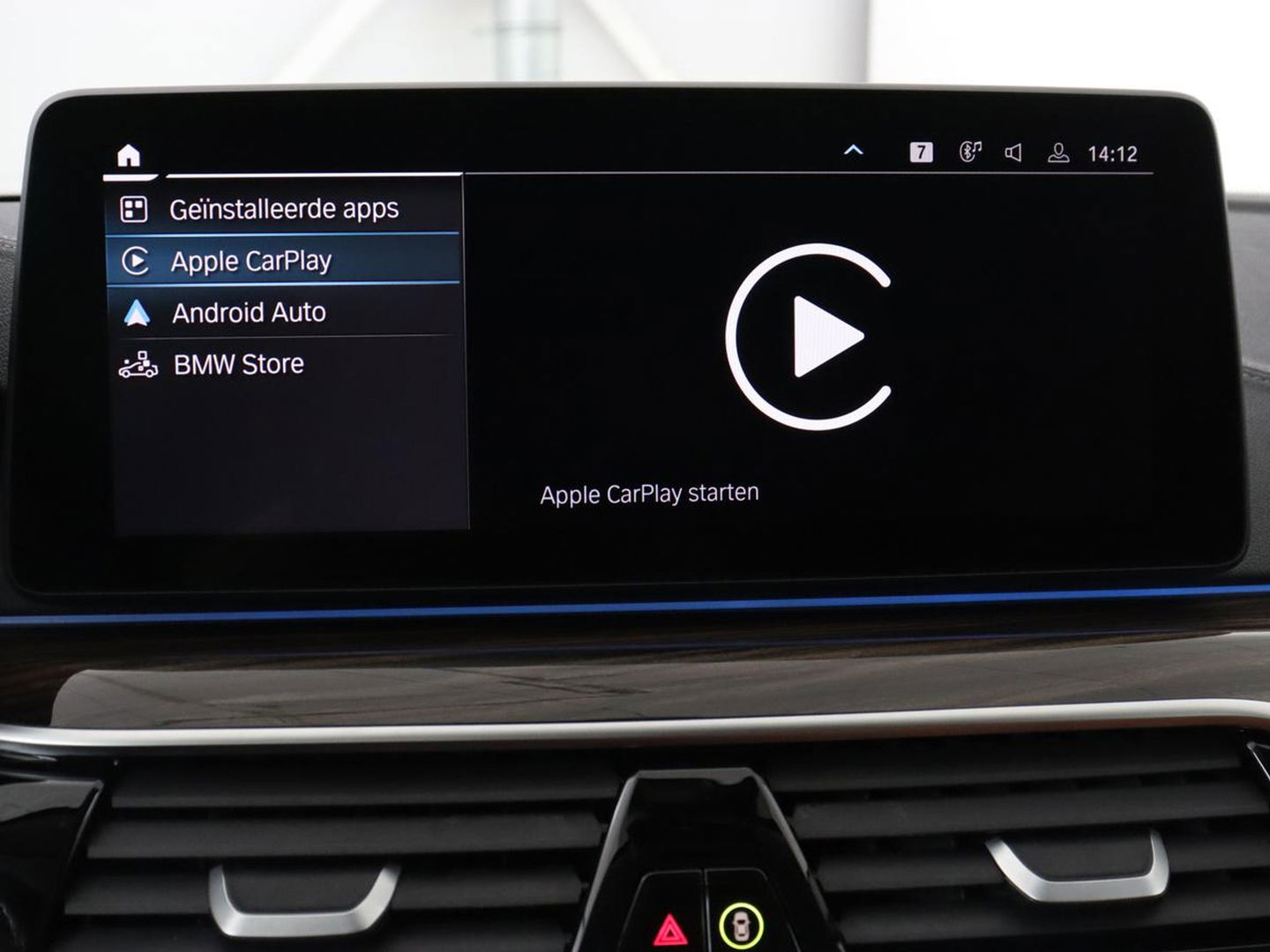 BMW 5 Serie 520e Business Edition Plus | Adaptive cruise | 360 Camera | Luxury Line | Trekhaak | Laserlight | Leder | Stoelverwarming | Live Cockpit | Navigatie | Keyless