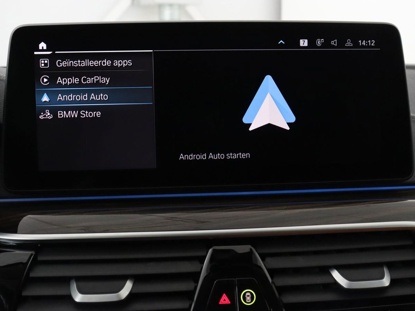 BMW 5 Serie 520e Business Edition Plus | Adaptive cruise | 360 Camera | Luxury Line | Trekhaak | Laserlight | Leder | Stoelverwarming | Live Cockpit | Navigatie | Keyless