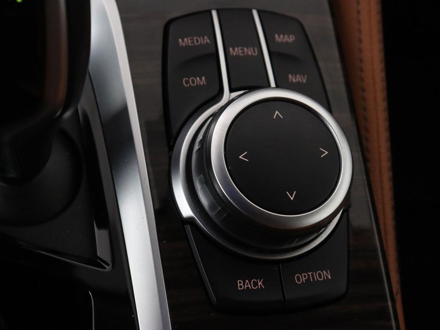 BMW 5 Serie 520e Business Edition Plus | Adaptive cruise | 360 Camera | Luxury Line | Trekhaak | Laserlight | Leder | Stoelverwarming | Live Cockpit | Navigatie | Keyless