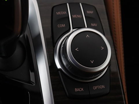 BMW 5 Serie 520e Business Edition Plus | Adaptive cruise | 360 Camera | Luxury Line | Trekhaak | Laserlight | Leder | Stoelverwarming | Live Cockpit | Navigatie | Keyless
