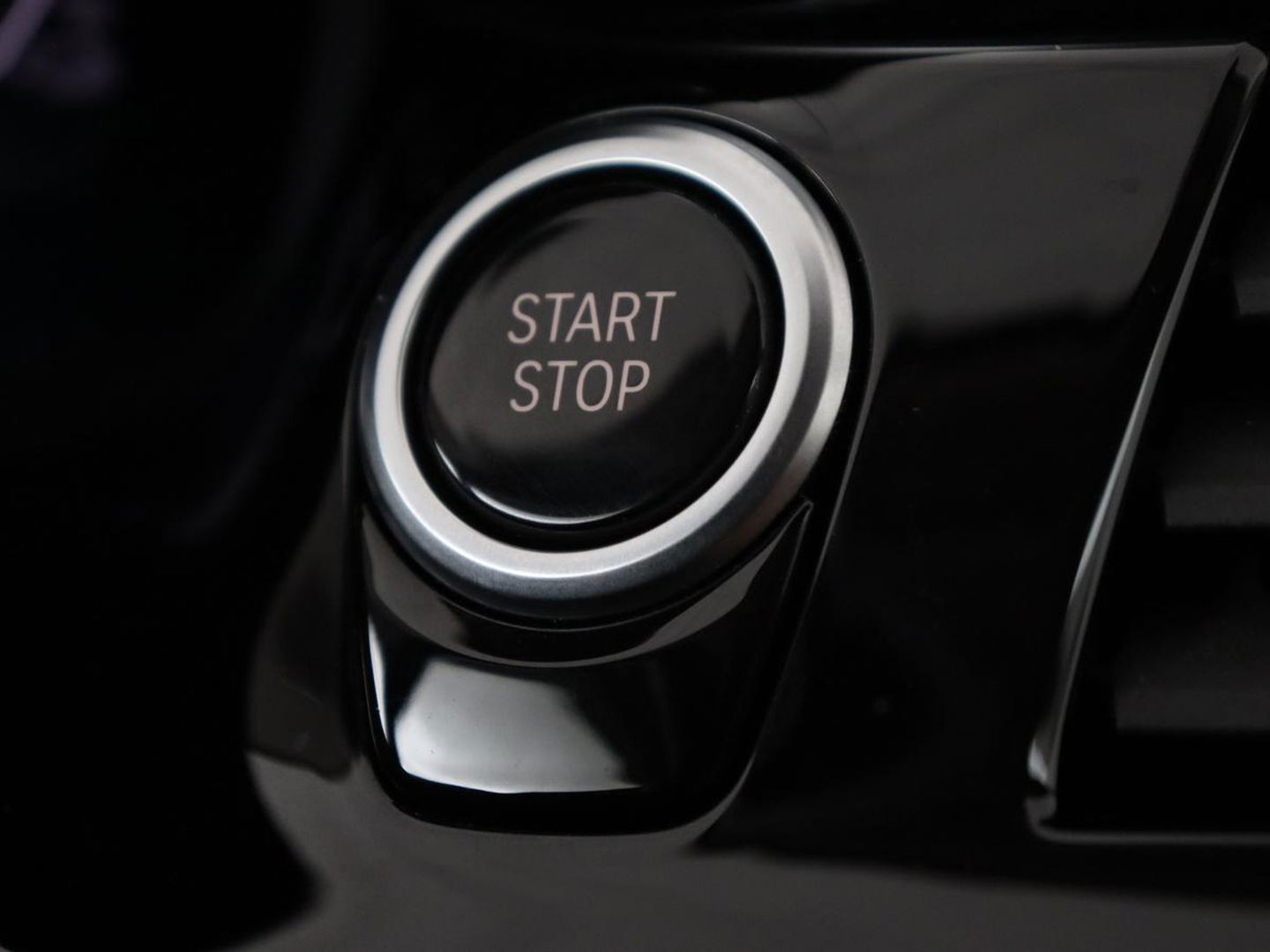 BMW 5 Serie 520e Business Edition Plus | Adaptive cruise | 360 Camera | Luxury Line | Trekhaak | Laserlight | Leder | Stoelverwarming | Live Cockpit | Navigatie | Keyless
