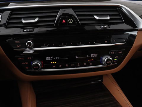 BMW 5 Serie 520e Business Edition Plus | Adaptive cruise | 360 Camera | Luxury Line | Trekhaak | Laserlight | Leder | Stoelverwarming | Live Cockpit | Navigatie | Keyless
