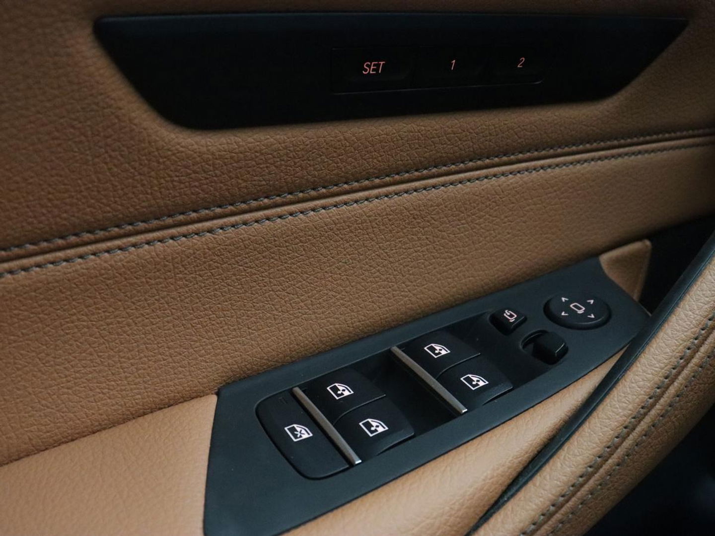 BMW 5 Serie 520e Business Edition Plus | Adaptive cruise | 360 Camera | Luxury Line | Trekhaak | Laserlight | Leder | Stoelverwarming | Live Cockpit | Navigatie | Keyless