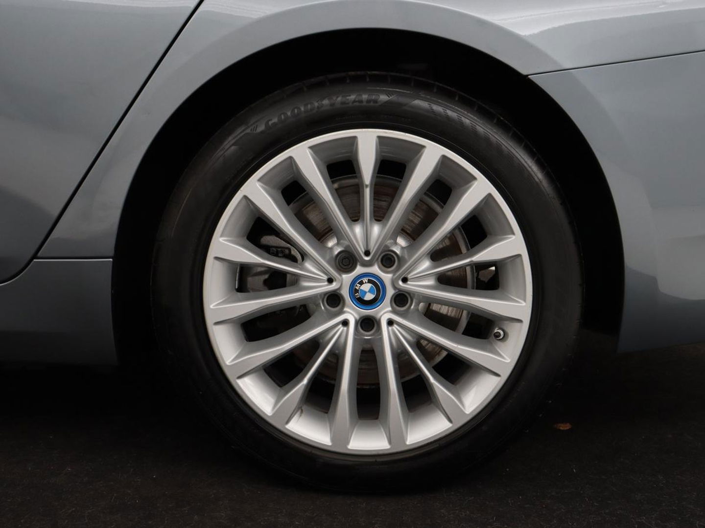 BMW 5 Serie 520e Business Edition Plus | Adaptive cruise | 360 Camera | Luxury Line | Trekhaak | Laserlight | Leder | Stoelverwarming | Live Cockpit | Navigatie | Keyless