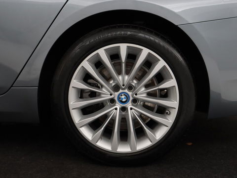 BMW 5 Serie 520e Business Edition Plus | Adaptive cruise | 360 Camera | Luxury Line | Trekhaak | Laserlight | Leder | Stoelverwarming | Live Cockpit | Navigatie | Keyless