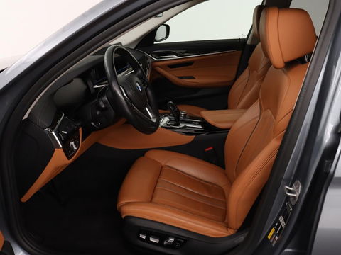 BMW 5 Serie 520e Business Edition Plus | Adaptive cruise | 360 Camera | Luxury Line | Trekhaak | Laserlight | Leder | Stoelverwarming | Live Cockpit | Navigatie | Keyless