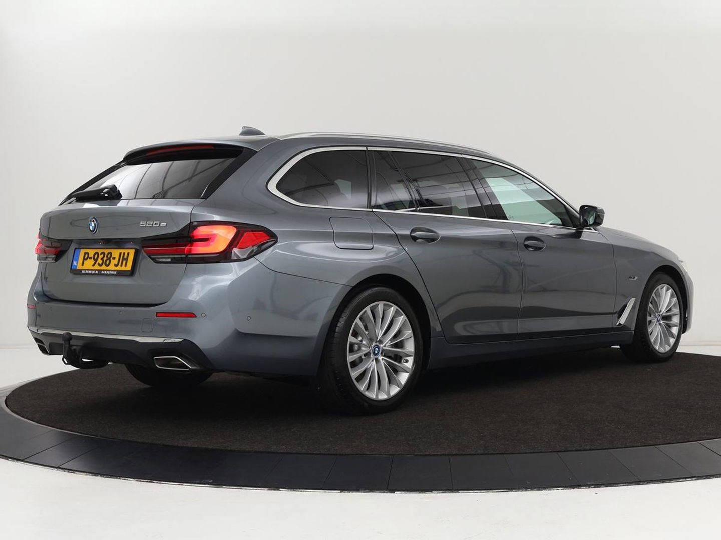 BMW 5 Serie 520e Business Edition Plus | Adaptive cruise | 360 Camera | Luxury Line | Trekhaak | Laserlight | Leder | Stoelverwarming | Live Cockpit | Navigatie | Keyless