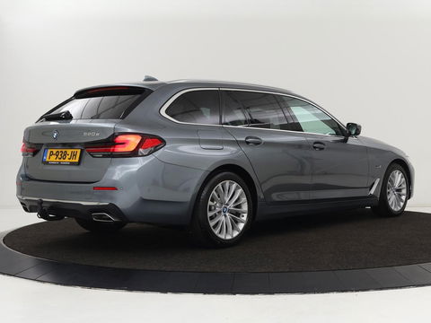 BMW 5 Serie 520e Business Edition Plus | Adaptive cruise | 360 Camera | Luxury Line | Trekhaak | Laserlight | Leder | Stoelverwarming | Live Cockpit | Navigatie | Keyless