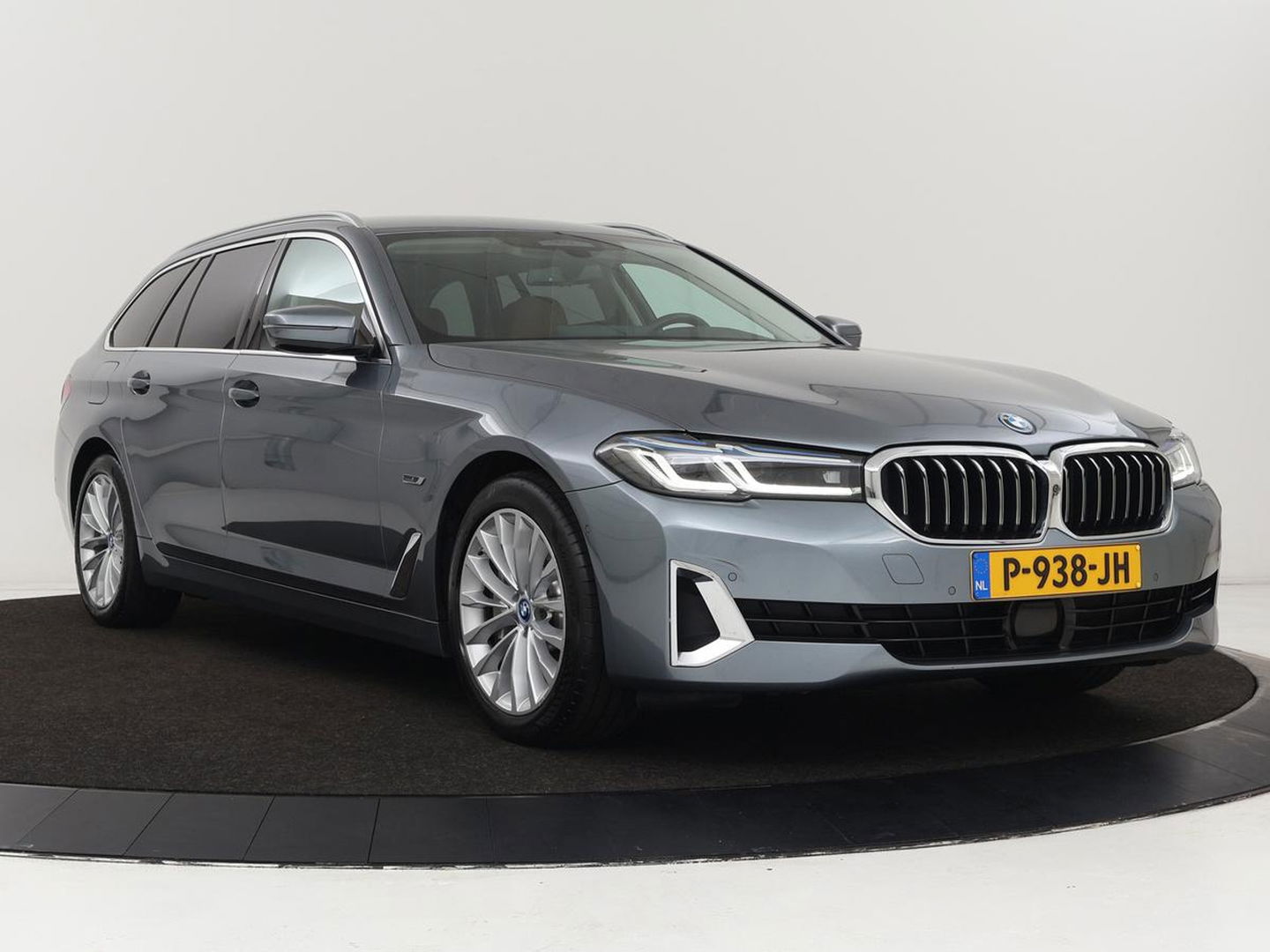 BMW 5 Serie 520e Business Edition Plus | Adaptive cruise | 360 Camera | Luxury Line | Trekhaak | Laserlight | Leder | Stoelverwarming | Live Cockpit | Navigatie | Keyless