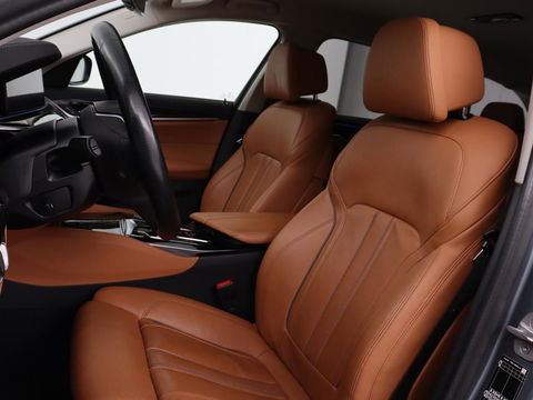 BMW 5 Serie 520e Business Edition Plus | Adaptive cruise | 360 Camera | Luxury Line | Trekhaak | Laserlight | Leder | Stoelverwarming | Live Cockpit | Navigatie | Keyless